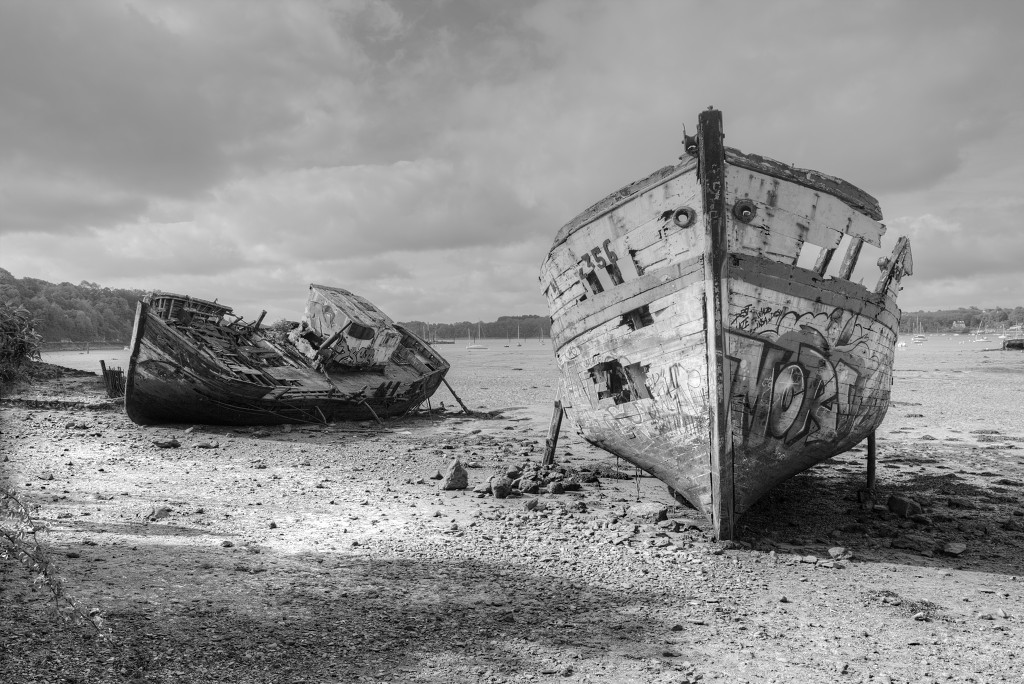 HDR Cimetiere a bateaux B&W scheepskerkhof scheepswrakken scheepswrak urbex quelmer rance bretagne frankrijk kerkhof schip schepen boot boten graffiti strand zwart wit foto